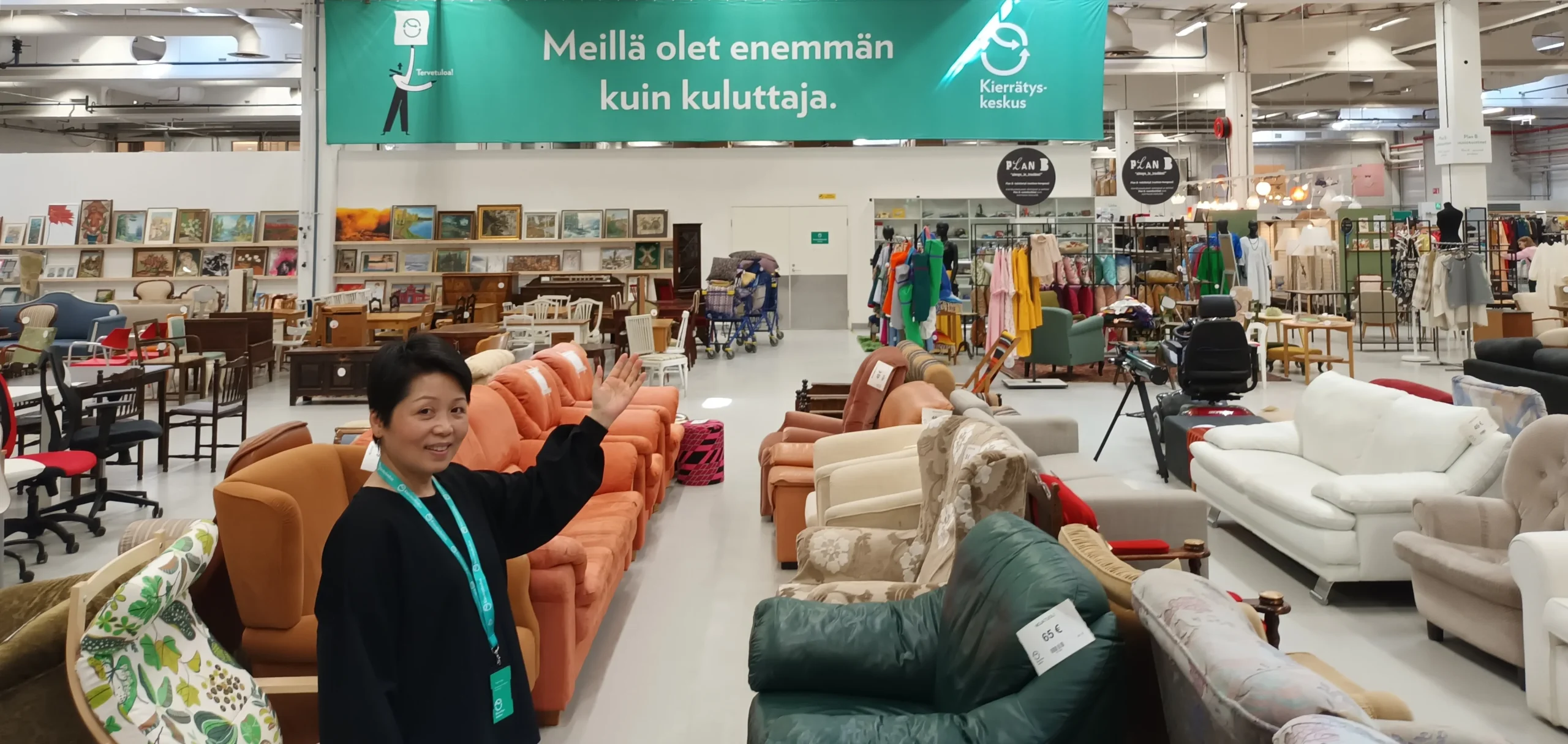 guide presenting reuse store in Nihtisilta Espoo