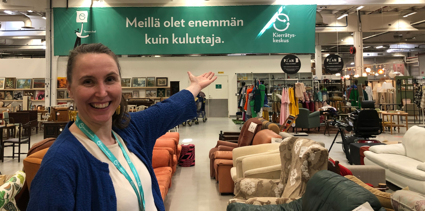 guide presenting reuse store in Nihtisilta Espoo