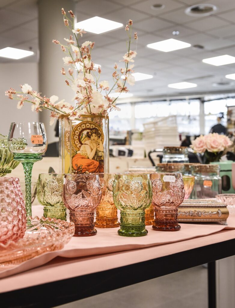 glassware arrangement in reuse shop Nihtisilta