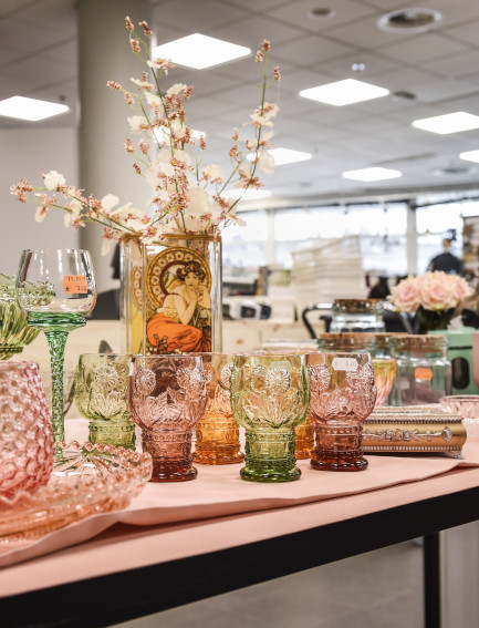 glassware arrangement in reuse shop Nihtisilta